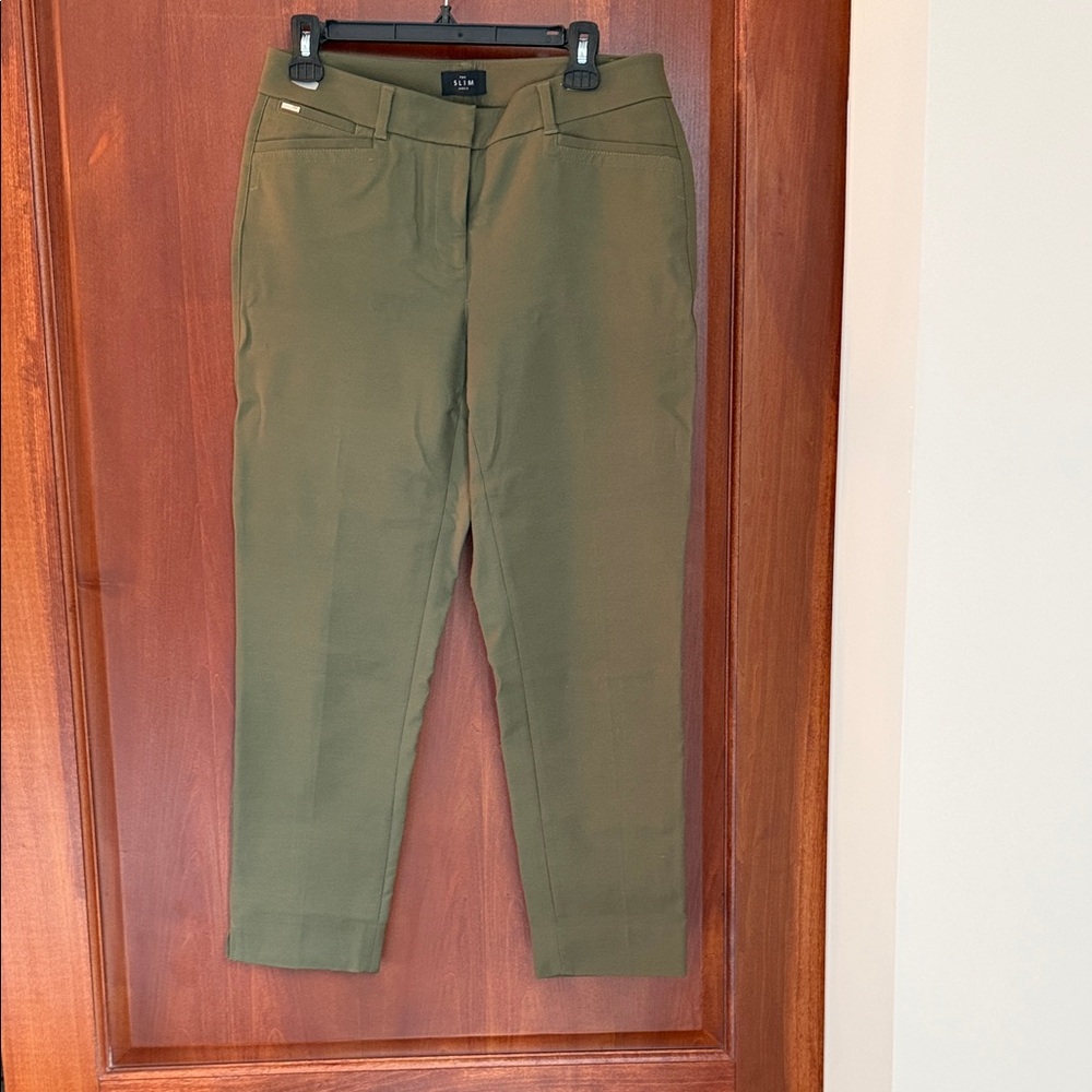 White House Black Market Green Cropped Pants